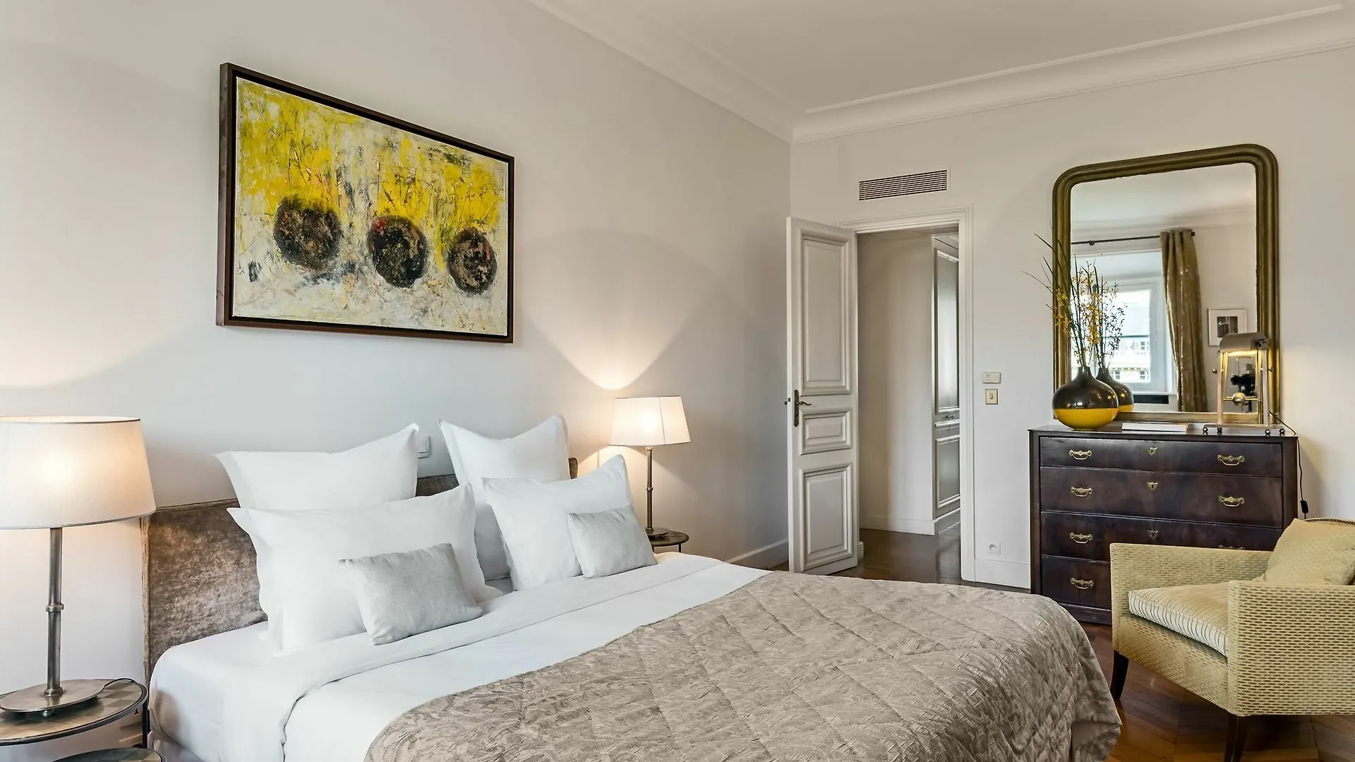 Palais Petit - Two Bedroom Apartment location